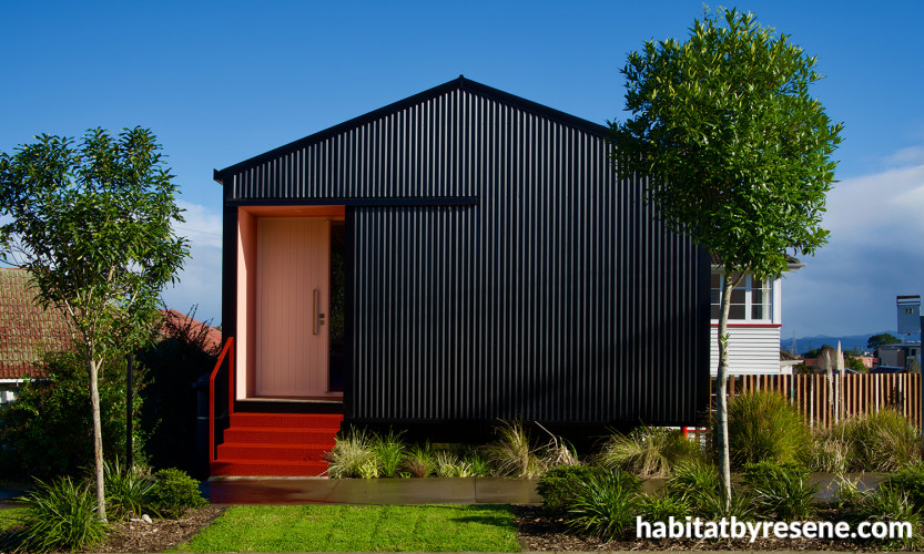 House exterior, house exterior featuring New York Pink & Tom Thumb