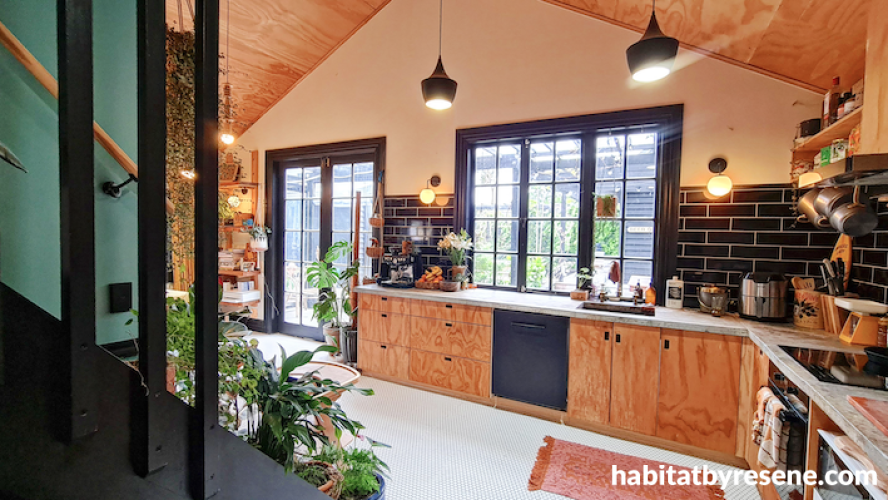 A kitchen in Resene Paradiso